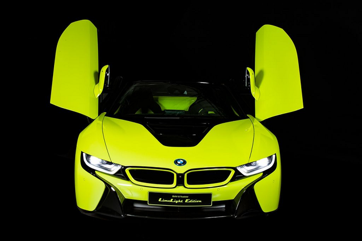 Theo đó, siêu xe BMW i8 Roadster LimeLight Edition là một sản phẩm được ra đời dưới sự hợp tác của BMW Italia và thương hiệu Alcantara. Ngoài là độc bản duy nhất trên thế giới, i8 Roadster LimeLight Edition còn sở hữu phần nội, ngoại thất với tông màu chủ đạo là màu xanh nõn chuối vô cùng nổi bật.