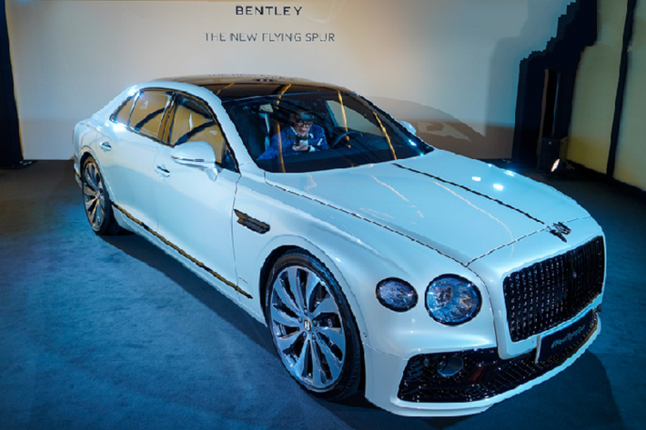 Mẫu Grand Tourer siêu sang Bentley đời mới này trông hiện đại, hào nhoáng hơn với những đường gân dập nổi, đặc biệt và đường cơ bắp ở hốc bánh sau. Bên cạnh đó, Bentley còn cung cấp cho khách hàng 17 màu ngoại thất và 15 màu nội thất tùy chọn.