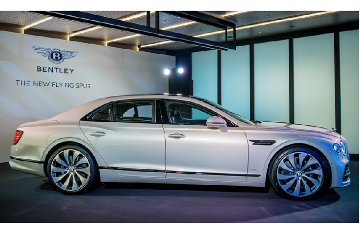Mẫu xe siêu sang Bentley Flying Spur 2020 mới mang diện mạo của một chiếc limousine sang trọng và khả năng vận hành của một chiếc sedan thể thao hiệu suất cao tương tự người anh em Continental GT của mình. Nhìn chung, Bentley Flying Spur 2020 giống một phiên bản được trau chuốt hơn người tiền nhiệm, tuy nhiên người dùng vẫn có thể lựa chọn gói nâng cấp Blackline để chiếc limousine mang dáng dấp thể thao hơn.