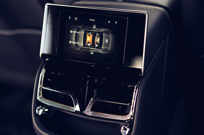 Cung cấp sức mạnh cho Bentley Flying Spur thế hệ mới là khối động cơ W12 tăng áp kép, dung tích 6.0L sản sinh công suất 635 HP và mô-men xoắn 900 Nm. Sức mạnh được truyền qua hộp số ly hợp kép 8 cấp cho phép sang số nhanh và mượt mà. Nhờ vào trái tim mạnh mẽ, Flying Spur 2020 chỉ mất 3,8s để đạt vận tốc 100km/h trước khi đạt ngưỡng tối đa là 333 km/h.