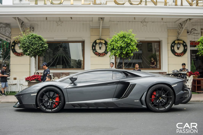 Chưa hết, gói độ Novitec Torado còn mang đến một số những chi tiết carbon khác cho phần ngoại thất như ốp gương chiếu hậu, ốp hốc gió hông và hai thanh nẹp sườn hầm hố bên hông xe. Không những cải thiện khả năng vận hành cho Lamborghini Aventador LP700-4 mà gói độ Novitec Torado còn mang đến một vẻ ngoại mang đậm tính khí động học cho siêu xe Ý.