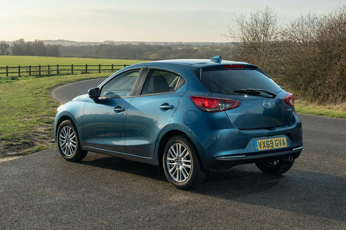 Với mức giá xe Mazda2 2020 thấp nhất – 15.795 bảng (gần 490 triệu đồng), phiên bản tiêu chuẩn Mazda2 SE-L sở hữu những trang bị tiêu chuẩn thiết yếu như đèn pha LED, điều hòa không khí, kiểm soát hành trình, cảm biến sau và bộ mâm hợp kim 15-inch.