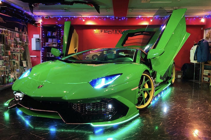 Ông đã lập cửa hàng và Garage độ xe Fighting Star để có thể thỏa mãn cũng như lan tỏa đam mê độc đáo của mình. Trong số những chiếc xe độ của mình, ông được biết đến rộng rãi với độ “chịu chơi” khi quyết định nâng cấp chiếc Lamborghini Aventador LP720-4 phiên bản kỉ niệm 50 năm.