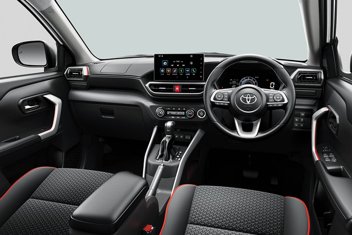 Trái với ngoại thất, thiết kế nội thất của Toyota Raize 2020 lại gần như giống hệt Daihatsu Rocky, chỉ khác ở logo nhà sản xuất trên vô lăng. Theo đó, bên trong Toyota Raize 2020 cũng có màn hình trung tâm cảm ứng 9 inch của hệ thống thông tin giải trí, nằm độc lập trên mặt táp-lô và hỗ trợ Apple CarPlay.