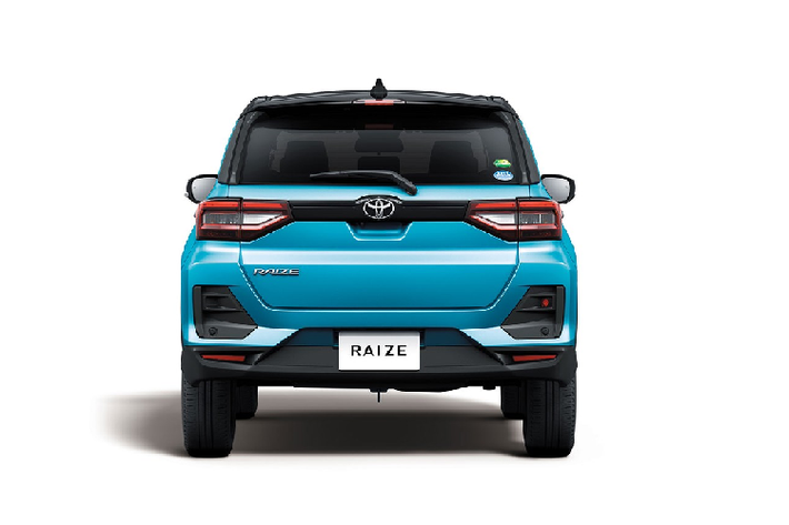 Đằng sau, Toyota Raize 2020 được trang bị cụm đèn hậu LED thanh mảnh nằm ngang và nối liền với nhau bằng một thanh mạ crôm dày dặn, tương tự Daihatsu Rocky. Thêm vào đó là 2 hốc khá lớn màu đen trên cản sau và cánh gió mui.