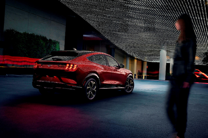 Như đã nói phía trên, trước khi được đưa vào sân bay, xe điện Ford Mustang Mach-E đã được thử nghiệm tại một số dãy nhà và Ford đã tạo ra một bài thử nghiệm zigzag vượt qua các cột mốc có sẵn. Đây là một bài thử nghiệm tuyệt vời để đánh giá hệ thống treo và khả năng linh hoạt của xe, và Mach-E đã không làm mọi người thất vọng.