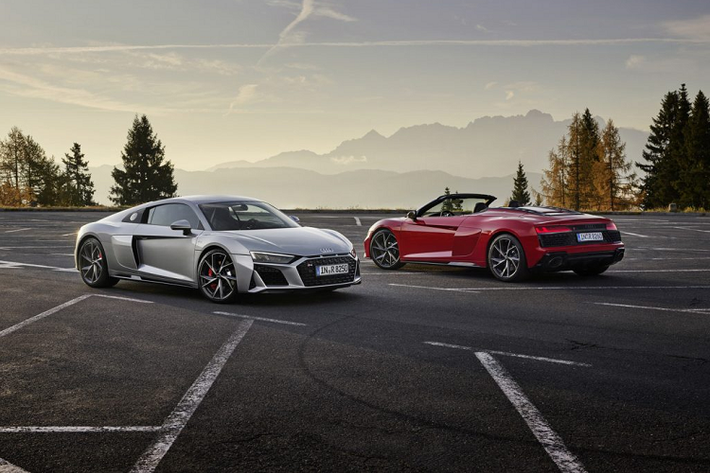 Tại lần trở lại này, siêu xe Audi R8 V10 RWD sẽ mang thiết kế của bản facelift với nhiều chi tiết được nâng cấp so với thiết kế đầu tiên của thế hệ thứ 2. Ở đầu xe, hai hốc gió bên được chia thành ba khoang theo hình mũi tên hướng vào trong, khá tương đồng với thiết kế hốc gió trên Lamborghini Huracan EVO. Lưới tản nhiệt ở giữa được thiết kế lớn và góc cạnh hơn, bổ sung thêm hai hốc nhỏ phía trên.