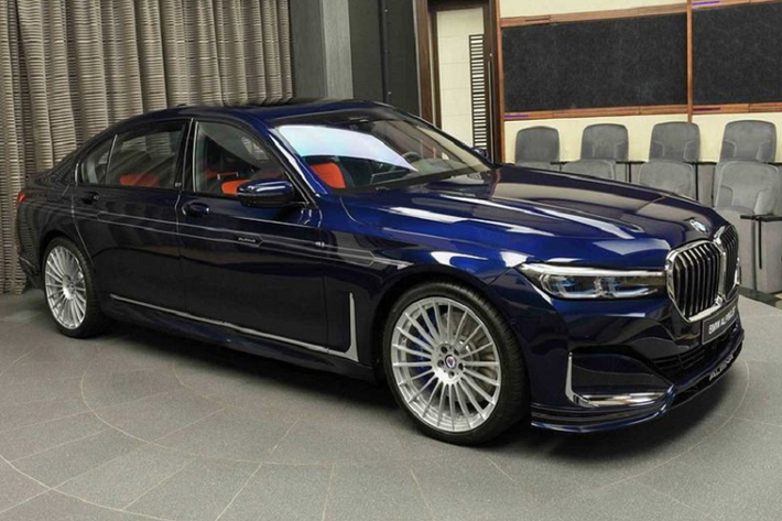 “Sang trọng” & “Thanh lịch” là 2 từ ngữ mà đại lý BMW Abu Dhabi đã dành để miêu tả mẫu siêu sedan BMW Alpina B7 2020 nhất vừa cập bến của họ. Chiếc B7 xuất hiện với những đường sơn trắng cổ điển, chạy dọc thân xe cùng dòng chữ ‘Alpina’, kết hợp cùng bộ mâm hợp kim tạo nên một tổng thể hoàn hảo cho chiếc sedan truyền thống.