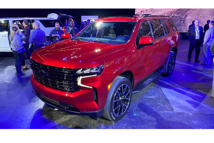 Chevrolet Suburban và Tahoe được định vị là mẫu SUV full-size, xếp trên mẫu Traverse, Blazer, Equinox và Trax. Trong đó, Suburban sở hữu kích thước lớn hơn Tahoe. Có thể các bác chưa biết, Suburban được xem là “cha ông” của các dòng xe SUV ngày nay, khi nó có mặt từ năm 1935. Hiện tại, Suburban là một trong những dòng SUV full-size lớn nhất hiện nay, nó là lựa chọn hàng đầu dành cho những khách hàng cần một chiếc SUV đem lại không gian tối đa.