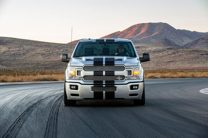 Về thiết kế mặt trước, Ford Shelby F-150 2020 mới mang tới một khuôn mặt khá dữ dằn cho F-150 với bộ cản trước thế hệ mới, hốc hút gió trên nắp capo và các vây trước độc đáo.