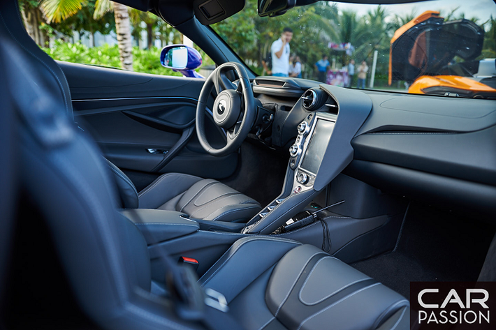 Khi về đến Việt Nam, giá siêu xe McLaren 720S khi lăn bánh sau khi đã cộng thêm các khoản thuế và phí lên khoảng 1,1 triệu USD (tương đương khoảng 26 tỷ đồng).