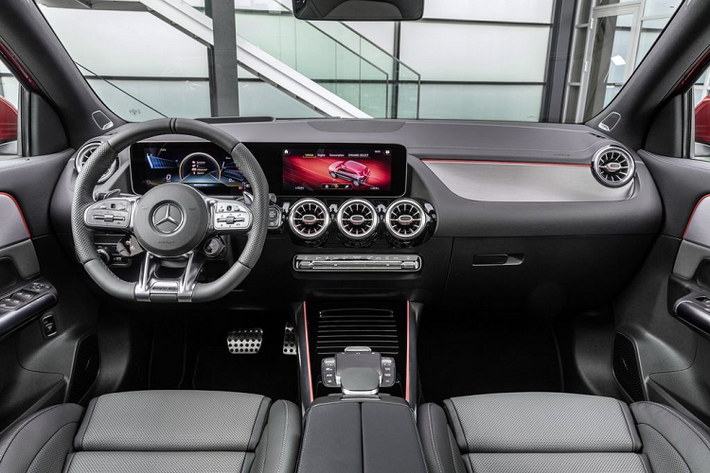 Bước vào bên trong, khoang cabin của Mercedes-AMG GLA 35 xuất hiện với tổng thể công nghệ cao của hệ thống màn hình hiển thị điện tử 100%, hệ thống thông tin giải trí MBUX và các tính năng thể thao.