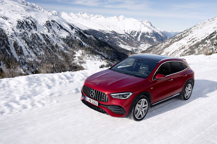 Với tên gọi đầy đủ - Mercedes-AMG GLA 35 4MATIC, chiếc SUV thể thao này trở thành thành viên thứ 7 trong dòng sản phẩm hiệu năng cao cỡ nhỏ của nhà sản xuất ô tô nước Đức nhận được ký hiệu ‘35’ cùng với chiếc A-Class hatchback và sedan (bao gồm biến thể L tại Trung Quốc), CLA Coupe, CLA Shooting Brake và chiếc SUV GLB.