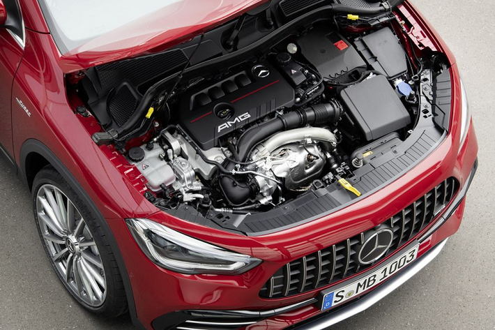 Tương tự như thế hệ đàn anh, Mercedes-AMG GLA 35 2021 mới sở hữu khối động cơ 2.0 lít 4 xy lanh Turbo, sản sinh công suất 302 mã lực tại 5.800 vòng/phút và mô-men xoắn cực đại 400 Nm tại dải vòng tua từ 3.000 tới 4.000 vòng/phút.