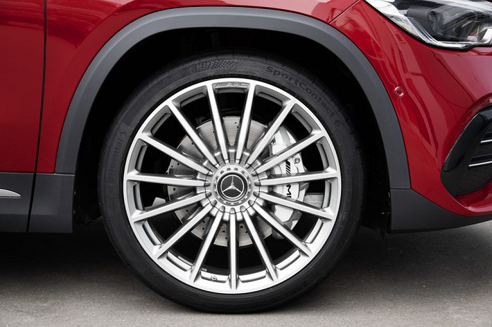 Ngoài hiệu năng ưu việt, Mercedes-AMG GLA 35 2021 còn sở hữu một ngoại hình “bảnh bao”, nổi bật hẳn so với những chiếc Mercedes-Benz thông thường. Tạo dấu ấn cho mặt trước là cụm lưới tản nhiệt ‘Panamericana’ từ AMG, bộ chia gió trước mạ crom bạc hoặc đen bóng, các khe hút gió gân guốc và bộ mâm 19-inch độc quyền.