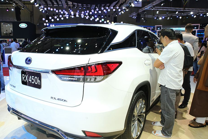 Không gian cabin của RX 450h 2020 không có sự thay đổi nào về thiết kế so với "người tiền nhiệm". Lexus chỉ mang tới sự nâng cấp về màn hình trung tâm dạng cảm ứng thay vì touchpad điều khiển như đời cũ lên mẫu xe này. Và tất nhiên, màn hình giải trí trung tâm của RX 450h 2020 cũng sẽ được tích hợp các công nghệ kết nối điện thoại thông minh như Apple CarPlay hay Android Auto...