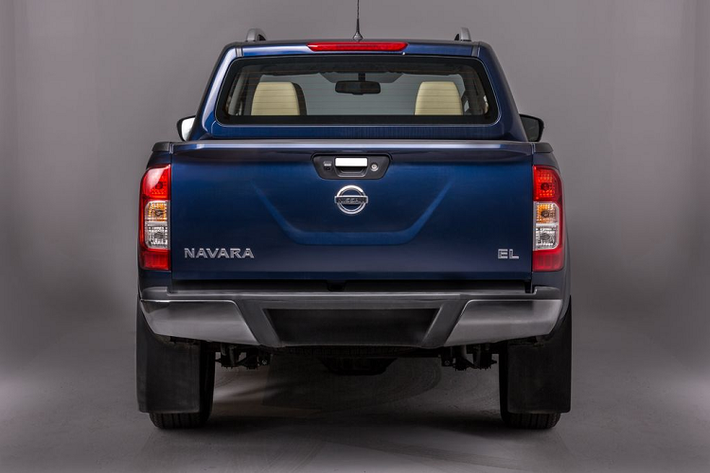 Để hỗ trợ người lái quan sát phía sau xe, Nissan Navara SL A-IVI được trang bị thêm camera lùi. Hình ảnh thu được từ camera được hiển thị trên màn hình trung tâm 8 inch giúp người lái có được tầm nhìn bao quát, tự tin thao thác, dễ dàng lùi và đỗ xe trong các khu vực đông đúc.