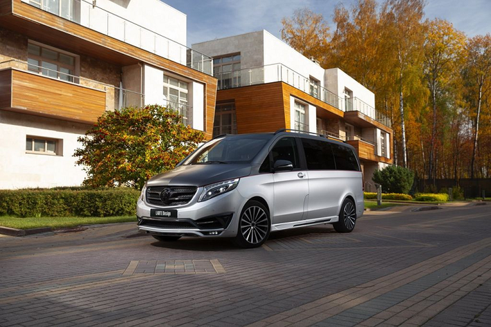 Với tên gọi Black Crystal (tạm dịch là Đen Trong Suốt), chiếc xe MPV Mercedes V-Class mới quả thực rất bóng bẩy với hai nước sơn Đen bóng và Xám mờ, ngăn cách bởi một đường kẻ đỏ chạy dọc thân xe. Các chi tiết khác như cản trước được dệt từ sợi carbon, cũng trong màu sơn Đen mờ khỏe khoắn.