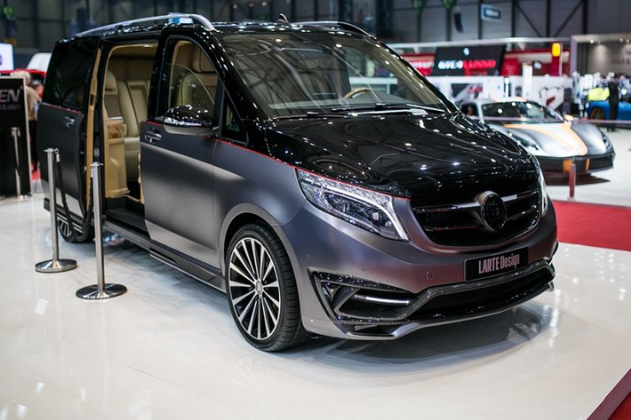 Bộ body kit trên MPV Mercedes V-Class độ này được trang bị với bộ cản trước thiết kế mới, cụm đèn LED cùng 2 tinh thể pha lê đen Swarovski, phần lưới tản nhiệt mới với logo của nhà độ thay thế cho biểu tượng ngôi sao 3 cánh truyền thống và tấm nẹp mới phần thân xe.