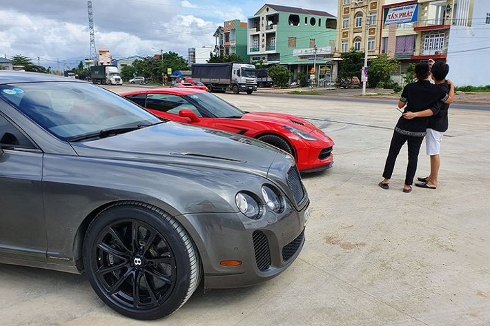 Trong hành trình lần này, Cường Đô la đã chọn chiếc xe thể thao Porsche 911 Carrera S 2020 làm bạn đồng hành. Một số người bạn khác của Cường Đô la lái các siêu xe như McLaren 720S, Ferrari 488 Spider hay siêu SUV Lamborghini Urus của Nha Trang.