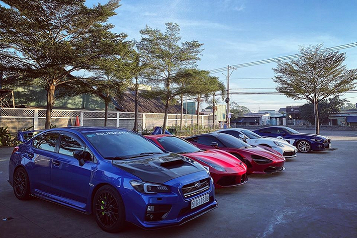 Vào sáng sớm ngày 16/12/2019 vừa qua, một đoàn siêu xe đắt tiền tập trung ở đại lộ Nguyễn Văn Linh, quận 7, TP HCM trước khi xuất phát đi Phan Thiết, Nha Trang và dừng chân tại Quy Nhơn, một thành phố ven biển miền Trung Việt Nam của tỉnh Bình Định.