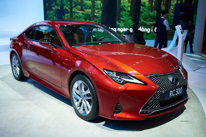 Lexus RC 300 2019 mới là bản nâng cấp facelift giữa chu kỳ thế hệ hiện tại, từng ra mắt tại triển lãm Paris Motor Show 2018 vào tháng 10 năm ngoái. Xe có chiều dài lớn hơn 5 mm so với mẫu đời cũ khi chưa được nâng cấp facelift, kết hợp trọng tâm thấp và sự thay đổi ở mặt trước làm nhấn mạnh vẻ bề thế và phong cách thể thao.