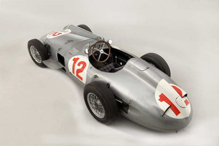 Mercedes-Benz W196 1954 – 31.837.000 USD Mang dòng dõi xe đua là một chi tiết giúp tăng giá trị một chiếc xe, đặc biệt là khi nó còn là xe của tay đua F1 huyền thoại Juan Manuel Fangio. Trước khi tới tay các nhà sưu tập tư nhân, chiếc Mercedes-Benz W196 đã được phục chế và trưng bày ở viện bảo tàng Mercedes-Benz, nhưng giá trị của nó chưa dừng lại ở đó. Nó đã được bán tại một buổi đấu giá diễn ra ở Anh Quốc với số tiền 31.837.000 USD.
