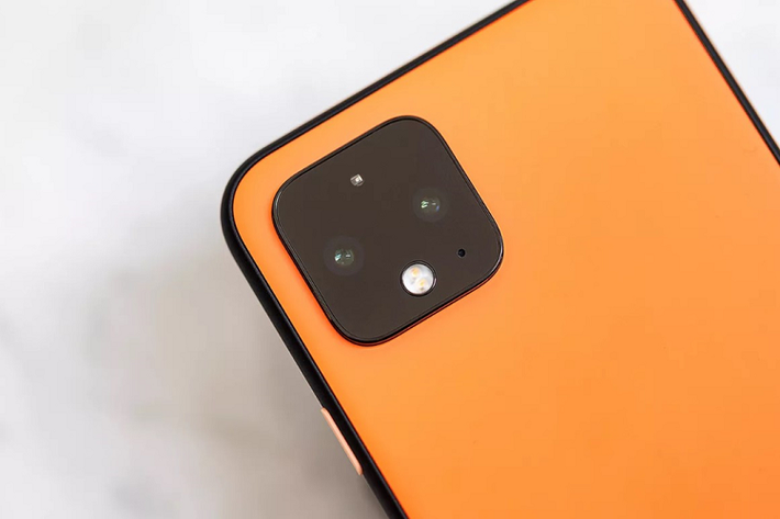Đồng thời, Google còn trang bị tính năng "Ambient EQ" trên Pixel mới. Tính năng này có thể tự động điều chỉnh nhiệt độ màu trên màn hình smartphone cho phù hợp với môi trường xung quanh.