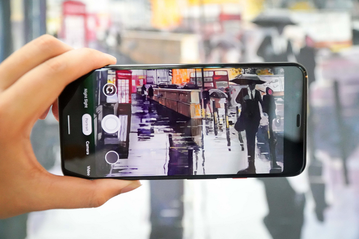 Cuối cùng, Google đã trang bị camera kép lên Pixel thế hệ tiếp theo. Cụ thể, Pixel 4 và Pixel 4 XL có một camera chính 16 MP và một camera tele 12 MP. Cụm camera kép được đặt trong hình vuông. Thiết kế này khá giống với camera trên thế hệ iPhone 11 của Apple.