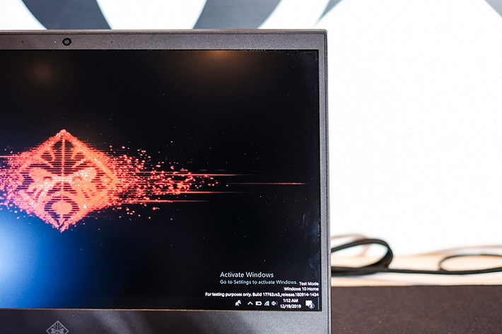 Hầu hết laptop gaming hiện nay được trang bị màn hình có tần số quét 120 Hz. HP OMEN sở hữu màn hình IPS 15,6 inch Full HD, tần số quét 240 Hz, cho ra hình ảnh chuyển động mịn và mượt mà hơn khi chơi các game FPS. Tuy nhiên, tốc độ phản hồi của màn hình này ở mức 4 ms, chưa đạt đến 1 ms như những màn hình chuyên gaming hiện có.