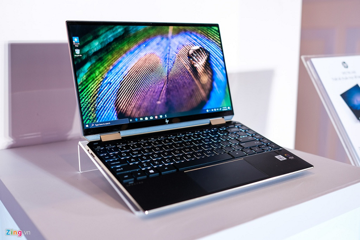 Nếu so với HP Elite Dragonfly, Spectre X360 có thiết kế vuông vức hơn. Sản phẩm sở hữu màn hình 13,3 inch, độ phân giải được nâng lên 4K, tấm nền AMOLED và hỗ trợ cảm ứng.