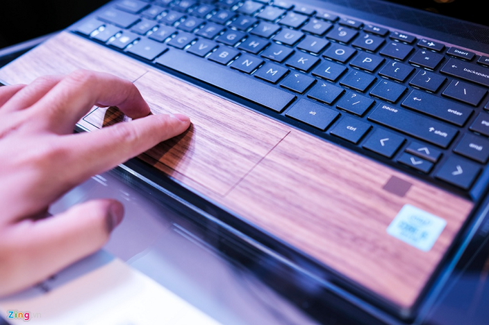Trải nghiệm thực tế, Touchpad này cho tốc độ phản hồi nhanh, không có hiện tượng bị rít tay. Envy 13 phiên bản gỗ được trang bị cấu hình như phiên bản thường với chip Intel Core i5, RAM 8 GB, SSD 512 GB. Thiết bị có giá 23,5 triệu đồng. Trong tầm giá 23 triệu đồng, ngoài Envy 13 còn có một số model đáng chú ý như Asus ZenBook 14 (23 triệu đồng) hay Acer Swift 5 (giá 24 triệu đồng).