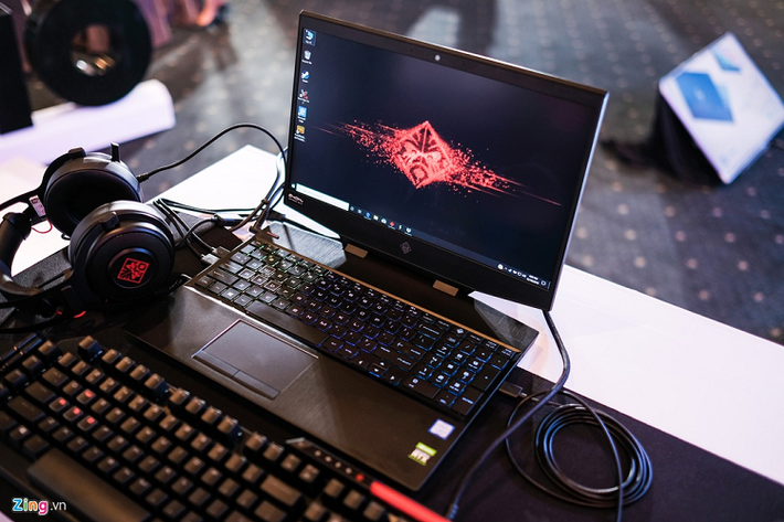 Giá laptop HP OMEN từ 55 triệu đồng. Thiết bị sẽ cạnh tranh với các mẫu laptop gaming khác như ASUS ROG Zephyrus S (55 triệu đồng) hay Lenovo Legion Y740-15IRHG (50 triệu đồng). OMEN có lợi thế đến từ tần số quét màn hình lớn 240 Hz và cấu hình mạnh hơn ASUS ROG Zephyrus S. Tuy nhiên, phần viền màn hình của máy dày hơn so với Lenovo Legion Y740-15IRHG.
