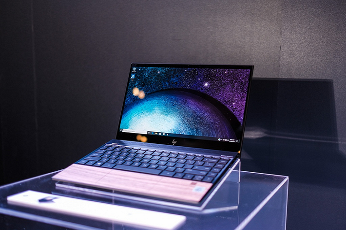 Ngoài ra, HP còn mang đến Việt Nam mẫu Envy 13 phiên bản gỗ. Điểm nổi bật của sản phẩm đến từ Chiếu nghỉ tay và Touchpad được làm bằng gỗ tự nhiên mang đến cảm giác lạ mắt so với các mẫu laptop khác.