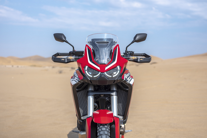 Honda CRF11000L Africa Twin 2020 có 6 chế độ lái: 4 chế độ với các thông số được thiết lập sẵn bao gồm Tour, Urban, Gravel và Off-road, đi kèm với 2 chế độ cho phép người lại tự thiết lập: lực máy, lực phanh động cơ và chế đôh ABS tùy theo điều kiện vận hành thực tế