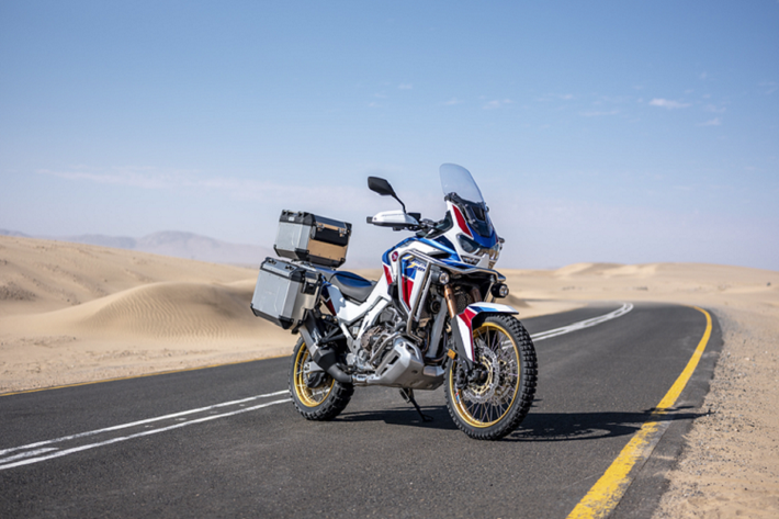 CRF1100L Africa Twin Adventure Sports. Được chia sẻ tam giác lái với Africa Twin tiêu chuẩn, CRF1100L Africa Twin Adventure Sports nhận được hàng loạt các trang bị hướng tới khả năng chinh phục những chặng đường dài.