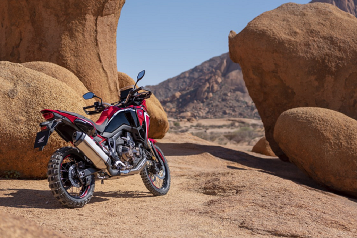 CRF1100L Africa Twin phiên bản 2020 được trang bị tiêu chuẩn với màn hình cảm ứng TFT 6.5” hiển thị đa chức năng. Các thông tin thể hiện trên màn hình một cách dễ nhìn, khoa học và hoàn toàn có thể tùy biến theo ý người lái. Màn hình cảm ứng này cũng tương thích Apple Carplay cho phép người lái có thể sử dụng tính năng dẫn đường, thực hiện cuộc gọi, nhận tin nhắn hay nghe nhạc thông qua ứng dụng trên điện thoại thông minh.
