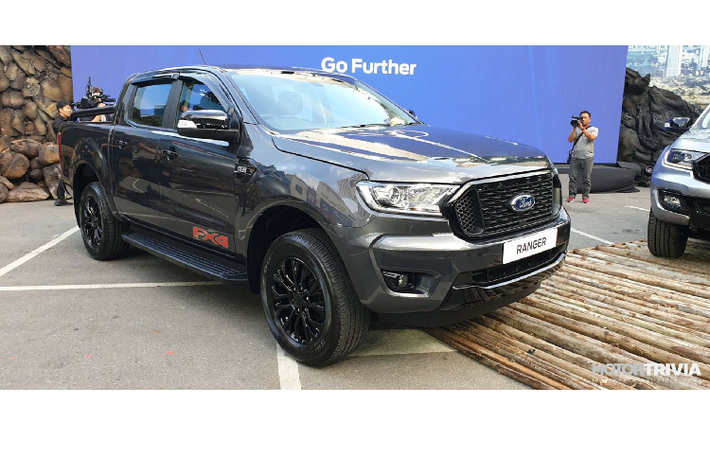 Ngoài ra, logo ‘’FX4’’ còn hiện diện bên dưới cảnh cửa trước làm điểm nhấn cho ngoại thất. Tại Thái Lan, Ford Ranger FX4 có 03 lựa chọn màu sơn ngoại thất bao gồm: Trắng, Đỏ và Xám. Bên dướ nắp ca-pô, Ranger FX4 sử dụng động cơ dầu 4 cyl dung tích 2.2L tăng áp cho công suất tối đa 157 mã lực (160PS) và mô-men xoắn cực đại 385Nm đi cùng với hộp số tự động 6 cấp.