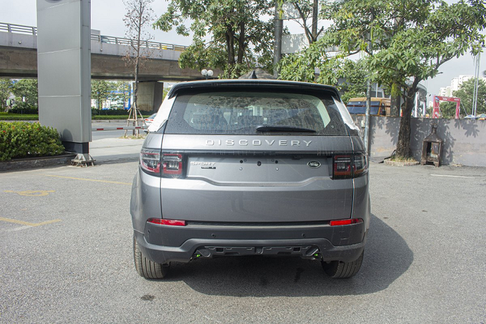Là mẫu SUV 7 chỗ, xe sẽ không mang đến cho hành khách khoang chứa đồ lý tưởng khi dựng cả 3 hàng ghế. Lúc đó, khoang chứa đồ xe thực sự chật chội và chỉ đủ để những túi xách còn vali là điều không thể trên Land Rover Discovery Sport mới cập bến nước ta. Phần cốp này vẫn có chức năng chỉnh điện nhưng chưa được tích hợp đá cốp. Giá xe Land Rover Discovery Sport 2020 chính hãng bán ra là 2,8 tỷ đồng.