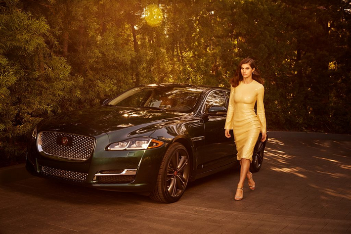 Trao đổi với báo chí, ông Julian Thomson, Giám đốc thiết kế của Jaguar chia sẻ: "Bộ sưu tập XJ Collection Special Edition 2019 là sự kết hợp tuyệt hảo giữa những giá trị truyền thống và hiện đại. Sự tinh tế và sang trọng là những yếu tố mà XJ luôn mang tới cho khách hàng. Jaguar tin rằng, XJ Collection Special Edition 2019 chính là lời chào tạm biệt đầy tự hào mà XJ gửi tới quý khách hàng đã yêu quý dòng xe đầu bảng của hãng trong suốt thời gian qua".