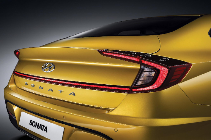 Với gói nâng cấp trị gía 1.200 USD, hãng xe ôtô Hyundai sẽ bổ sung các tính năng hữu ích trên Sonata All-New như: đồng hồ hỗ trợ lái kỹ thuật số 12,3 inch, sạc điện thoại không dây và gương chiếu hậu làm mờ tự động. Bên cạnh đó, gói trang bị Premium trị giá 1.850 USD đi kèm với dàn âm thanh nổi 12 loa Bose và vô lăng bọc da.