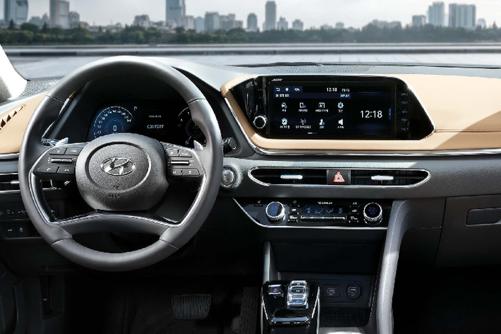 Hyundai cũng cung cấp nhiều trang bị khác như đèn pha LED kiểu ma trận, hàng ghế trước thông gió, ghế lái và gương bên ngoài nhớ vị trí, màn hình hiển thị màu sắc và bảng điều khiển bọc giả da cao cấp.
