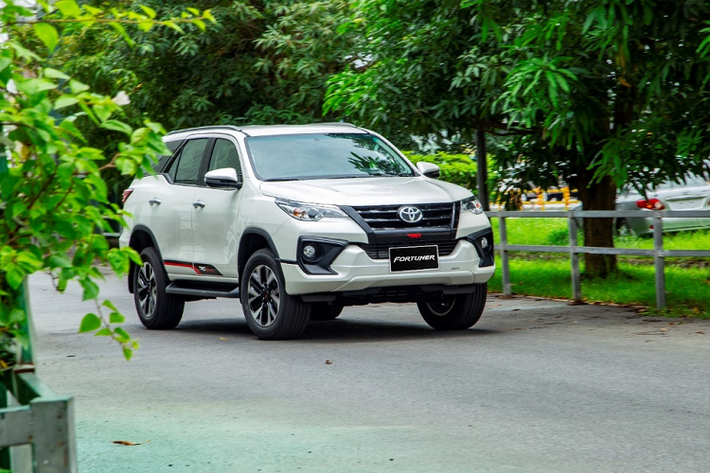 1. Toyota Fortuner là mẫu xe giảm giá mạnh nhất trong phân khúc xe SUV 7 chỗ. Toyota Việt Nam cho biết, Fortuner được giảm 100 triệu đồng cho hai phiên bản cấp thấp 2.4 MT và AT sử dụng máy dầu. Đây là các phiên bản có giá bán trên dưới 1,1 tỷ đồng, phù hợp với nhu cầu đi lại cơ bản của đại đa số người dùng hiện nay.