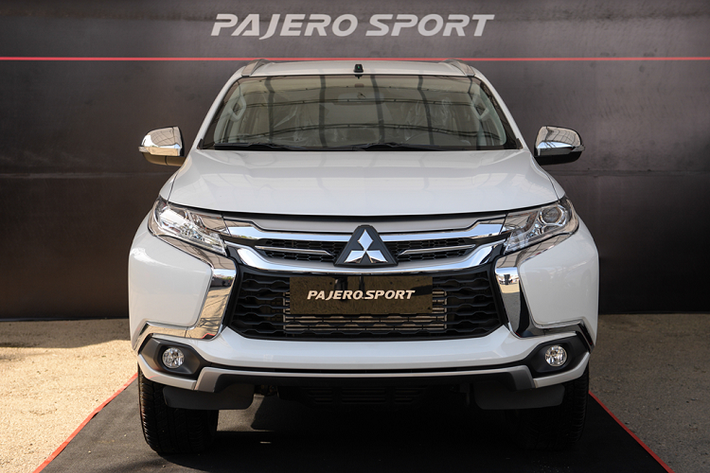 2. Mitsubishi Pajero Sport: Tương tự Toyota Fortuner, các ưu đãi, khuyến mại lớn nhất lại nằm ở các phiên bản cấp thấp dùng động cơ dầu của Mitsubishi Pajero Sport. Cụ thể, bản tiêu chuẩn số sàn được giảm gần 93 triệu đồng, phiên bản dùng hộp số tự động giảm 72 triệu đồng. Sang năm 2020, nhiều khả năng Pajero Sport sẽ được nâng cấp lên thiết kế mới như Triton và Xpander.