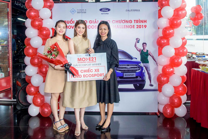 Người đẹp chia sẻ: “"Ngân rất vui mừng vì từ nay sẽ có chiếc EcoSport thông minh và an toàn làm bạn đồng hành trong cuộc sống bận rộn hàng ngày. Cùng với EcoSport, Ngân sẽ tiếp tục lan tỏa thông điệp về cuộc sống lành mạnh, yêu thích vận động và cũng không kém phần thời trang, hiện đại."