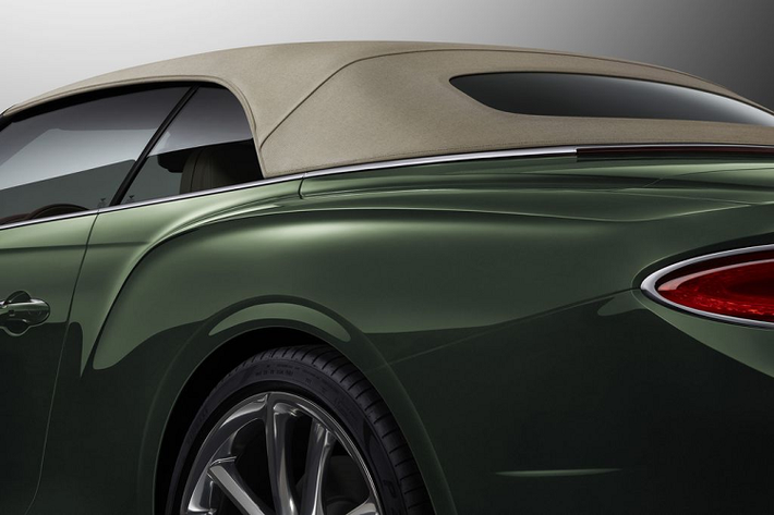 Nhà thiết kế Cathy Bass, người chịu trách nhiệm về phối màu của thương hiệu xe sang Bentley chia sẻ: "Chúng tôi đã cố gắng để tạo ra một giá trị mới cho khách hàng. Việc ứng dụng loại vải Tweed (Tuýt) trên bộ mui của dòng xe GTC đã mang tới một diện mạo và xu hướng mới cho các mẫu xe siêu sang, đắt tiền. Bên cạnh đó, vải Tweed (Tuýt) mà Bentley sử dụng được sản xuất một cách hoàn toàn đặc biệt.
