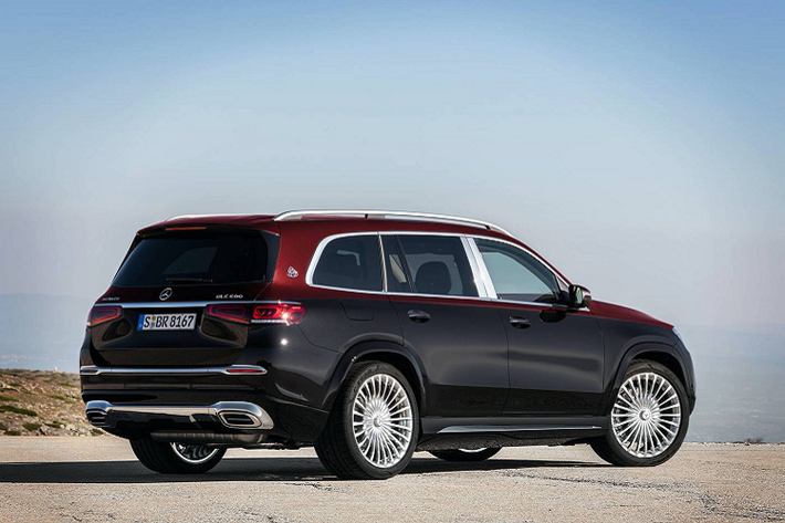 Tương tự như mối quan hệ giữa S-Class và Maybach S-Class trước đây, SUV siêu sang Maybach GLS cũng được dựa trên nền tảng dòng crossover cỡ lớn GLS và chỉnh sửa lại rất nhiều chi tiết để trở nên phù hợp với hình ảnh siêu sang đẳng cấp nhất. Mercedes đã chọn cho Maybach GLS phong cách sang trọng mang hơi hướng cổ điển, thay vì sắc sảo hiện đại như GLS tiêu chuẩn.