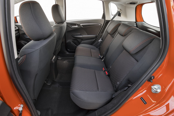 Một trong những đặc điểm được đánh giá cao của Honda Fit 2020 là thiết kế bình nhiên liệu đặt dưới ghế trước.