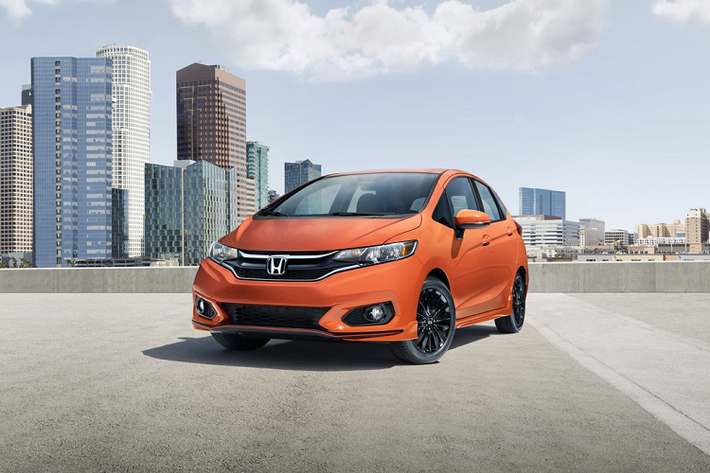 Bản tiêu chuẩn Honda Fit LX 2020 bán ra từ 17.120 USD (tương đương khoảng 398 triệu đồng) được trang bị hộp số sàn 6 cấp với thiết kế thuần hơn. Khách hàng muốn kiểu dáng thể thao hơn có thể chọn bản Sport giá 18.530 USD (tương đương 428 triệu đồng).