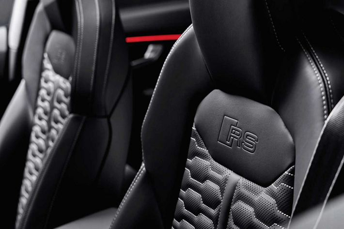 Audi RS Q8 được trang bị tiêu chuẩn bộ mâm kích thước 22 inch với thiết kế đặc biệt. Khách hàng cũng có thể tùy chọn mâm xe 23 inch với màu sơn được thửa riêng. Bên cạnh đó, đây cũng là chiếc Audi thương mại sử dụng bộ lốp to nhất với kích thước 295/40. Để kiềm hãm sức mạnh của chiếc SUV này, Audi Sport đã phải trang bị cho nó hệ thống phanh với đĩa gốm – carbon kích thước khủng, 440 mm ở bánh trước và 370 mm ở bánh sau.